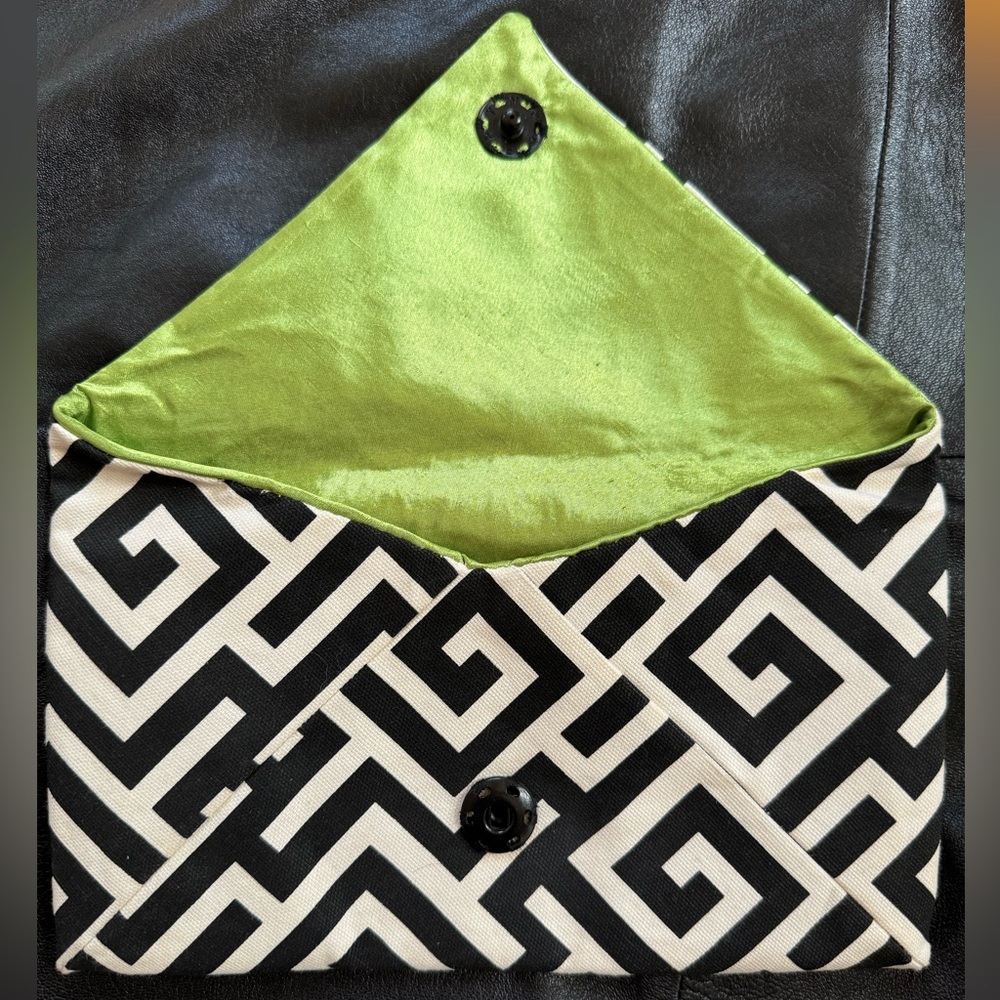 Black /White Geometric Print Clutch - Picture 3 of 4